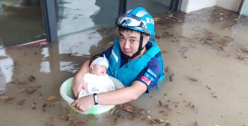 小男孩被洪水卷走 店主挺身而出救人